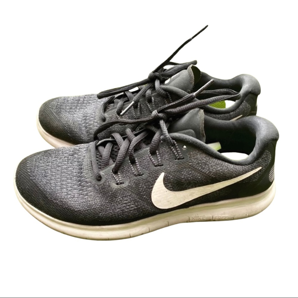 Nike black tennis shoes